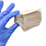 Складений гемостатичний бинт Blood Saver XL у руці