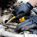 Рукавички нітрилові чорні MediPlus GrippyPlus у роботі з двигуном та технікою