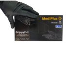 Фото демонструє використання чорних нітрилових рукавичок MediPlus GrippyPlus під час обслуговування техніки. Текстурована поверхня забезпечує надійне зчеплення під час роботи з деталями, інструментом і вузлами механізмів.