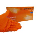 Фото показує чорні нітрилові рукавички MediPlus GrippyPlus разом з упаковкою. Добре передає зовнішній вигляд товару, колір, бренд і позиціонування рукавичок як практичного рішення для роботи зі спорядженням, технікою та інструментом.