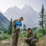 Військові використовують гравітаційну систему Sawyer One Gallon для очищення води в гірських польових умовах