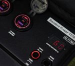 Крупний план роз'ємів USB Quick Charge 3.0 і Power Delivery 65 Вт зарядної станції Bandera Power 1730S із цифровим індикатором заряду