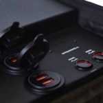 Крупний план USB-роз'ємів Quick Charge 3.0 зарядної станції Bandera Power 860S Apex із захисними заглушками
