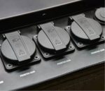 Розетки 230В зарядної станції Bandera Power 860S із захисними клапанами та маркуванням IP54