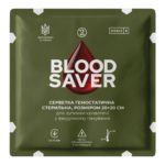 Гемостатична серветка BLOOD SAVER 20×20 см у вакуумному пакуванні кольору хакі, лицьова сторона упаковки, вироблено в Україні